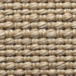 Nærbilde av grovt, beige sisal- eller jutestoff i vevd struktur