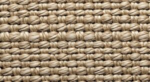 Nærbilde av grovt, beige sisal- eller jutestoff i vevd struktur